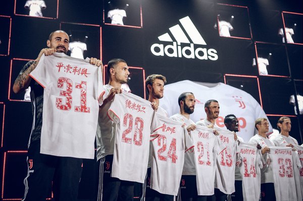 球员展示融入中国元素的新赛季客场球衣