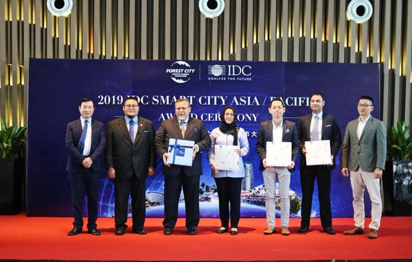 フォレストシティで行われたIDC Smart City授賞式でのアミノルフダ氏、IDC代表者、IRDAおよびCGPVの経営陣