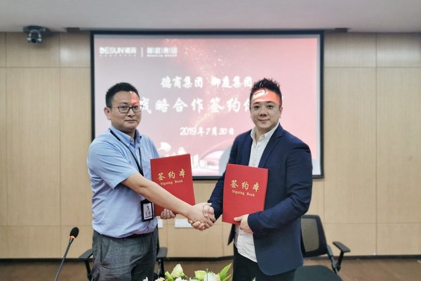 Mr. Eric Chung (Regalia Group, Chairman and CEO) [right], Mr. Cao Baichun (Desun Group, Vice President) [left]