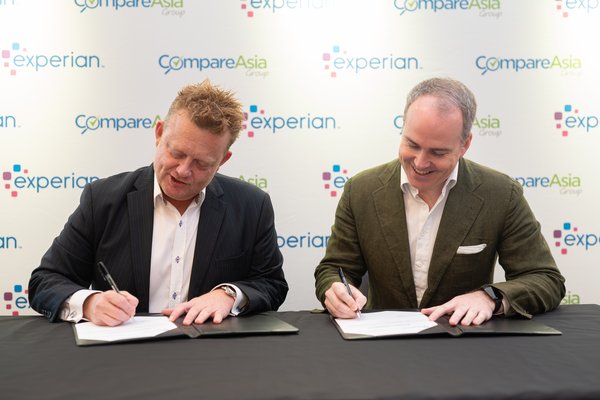 Strategic partnership signing between Ben Elliott, Chief Executive Officer, Experian Asia Pacific (left) and Sam Allen, Chief Executive Officer, CompareAsiaGroup (right)