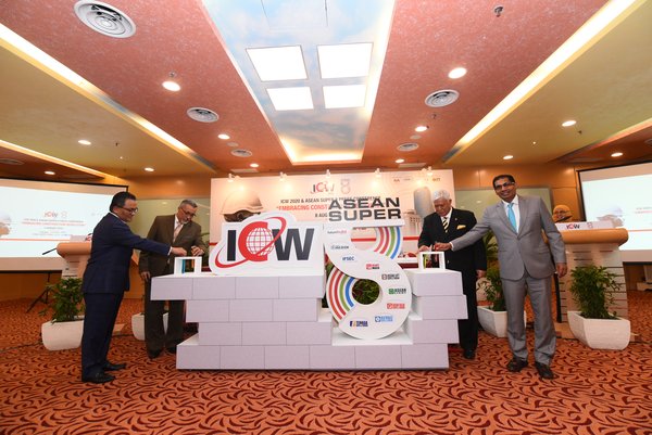 The guest of honor and VIPs placed the tube symbolising the launched of ICW 2020 and ASEAN Super 8. From left: Dato’ Ir. Ahmad 'Asri Bin Abdul Hamid, Chief Executive of CIDB Malaysia, Dato’ Dr. Syed Omar Sharifuddin Bin Syed Ikhsan, Secretary General, Ministry of Works Malaysia, General Tan Sri Dato’ Seri Panglima Mohd Azumi Bin Mohamed (rtd), Co-Chairman of UBM Informa Markets (Malaysia) and M Gandhi, Group Managing Director (ASEAN Business) and Senior Vice President UBM Informa Asia