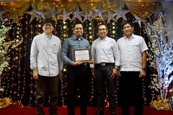 CROWN receives the Outstanding Customer Service Award from Fast Logistics Philippines