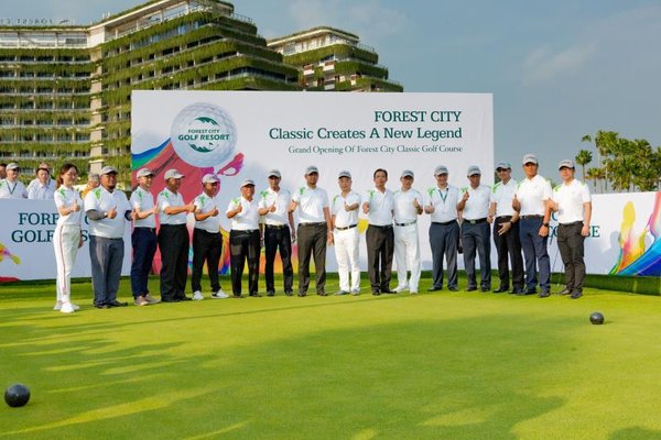 Johor Menteri Besar Dato' Dr Sahruddin Jamal and other guests witnessed the launch of the Classic Golf Course.