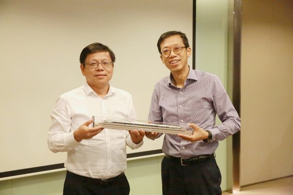 中国中车股份有限公司副总裁楼齐良先生（左）与SGS集团东北亚区首席运营官戚观成先生（右）