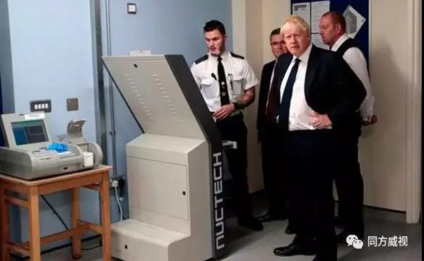 英国首相视察监狱