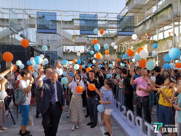 钛媒体与现场来宾放飞气球，庆祝开业腾飞仪式