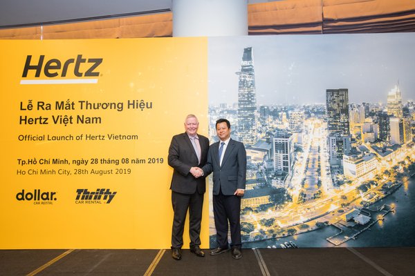 Eoin MacNeill, Vice President of Hertz Asia Pacific (left) and Nim Vuon Phu, New City Rent A Car's Chairman (right)