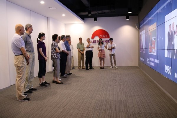 上海市食品学会代表团参观李锦记品牌展厅