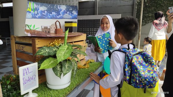 Siswa kelas 5 SD Mutiara Harapan Islamic School bercerita mengenai sejarah Islam melalui kreasi maket dalam Islamic Fair, 26 - 29 Agustus 2019.