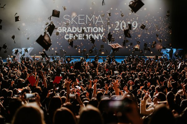 2019年在法国巴黎举办的SKEMA商学院毕业典礼上，数千毕业生共同庆祝这一难忘时刻！