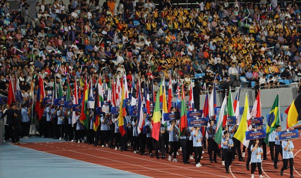 旗手和运动员们在2019忠州世界武艺大赛开幕式上列队前进，该武艺大赛于2019年8月30日在距离首尔东南方向约150公里的忠州体育馆开幕