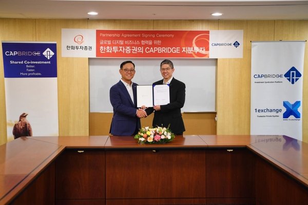 韓国・ソウルの提携契約調印式でのHanwha Investment & Securitiesのクォン・ヒペクCEO（左）、CapBridgeのジョンソン・チェン創業者兼CEO（右） 