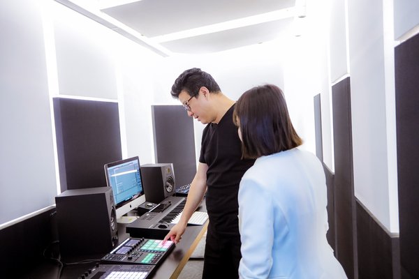 网易公司创始人兼首席执行官丁磊体验网易放刺杭州电音制作学院的先进设备