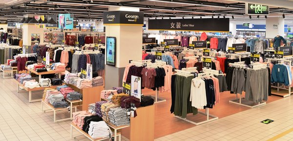 沃尔玛门店内“George"品牌服饰专区的升级改造，给顾客带来涣然一新的时尚购物体验。