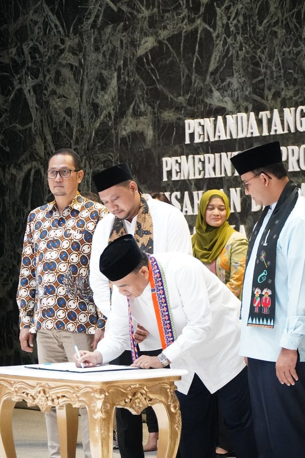 Saefullah, Sekretaris Daerah DKI Jakarta, menandatangani MoU - didampingi Gubernur DKI Jakarta Anies Baswedan, CEO Nodeflux Meidy Fitranto, dan Dirjen Aplikasi Informatika Kemkominfo RI, Samuel Pangerapan.