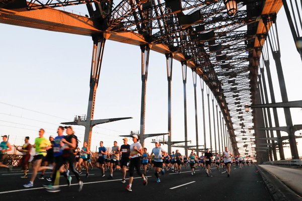 参赛者陆续穿过悉尼地标海港大桥