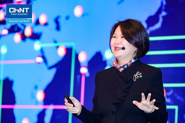 Lily Zhang, VP, CHINT Electrics, memberikan pidato tentang strategi CHINT di luar negeri