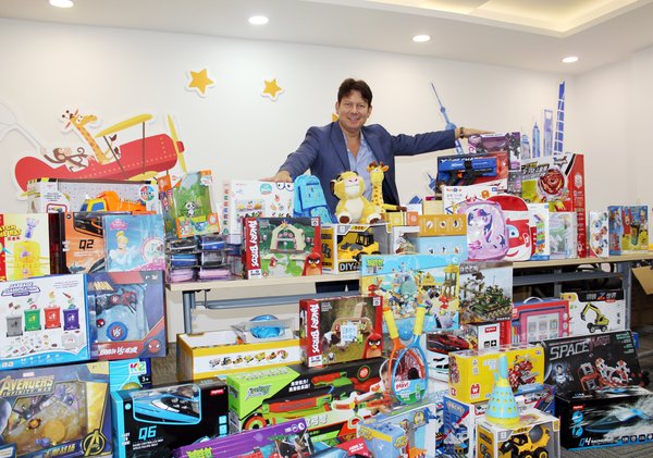玩具反斗城中国董事总经理诸葛民先生为1000多名贫困幼儿园孩子精心挑选玩具