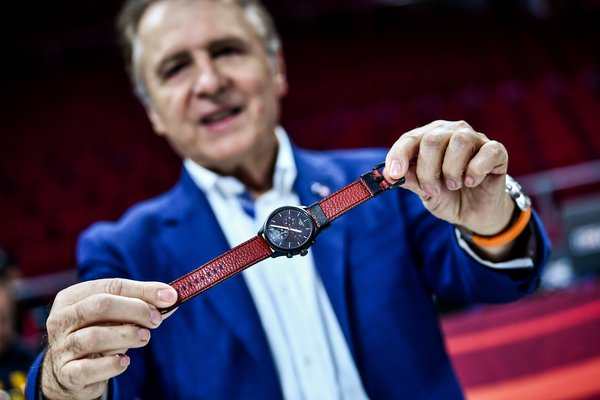 TISSOT天梭表全球总裁弗朗索瓦-添宝先生于现场展示天梭速驰系列FIBA特别款腕表