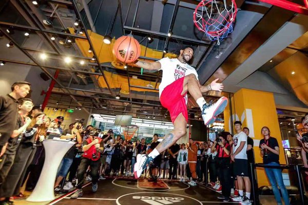 国际知名篮球巨星德里克-罗斯（Derrick Rose）于阿迪达斯重庆品牌中心开业活动现场一展球技风采