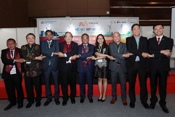 ASEAN HANDSHAKE. (from left) Ir. Mohd Khir bin Muhammad (Hon. Sec - IEM); Dr. S. Milton (Sr Advisor of METI); Mr. M. Gandhi (Group Man. Dir. (ASEAN Bus.) & Sr. VP - Informa Markets Asia); Ir. David Lai Kong Phooi (Pres. - IEM); Dato’ Ir. Ahmad Asri Hamid (Chief Exec - CIDB, Malaysia); Ms. Maria Concepcion Simundac (CorpSec - PE2); Mr. Erel Narida (Pres - REAP); Mr. Edmund Araga (Pres - eVAP); and Dr. Cirilo Calibjo (Nat Pres - IIEE).