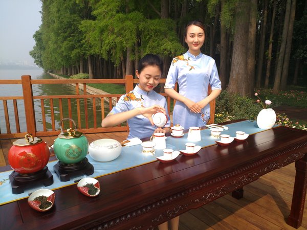 中印东湖茶叙茶艺师姜雨桐、廖雪花在为茶叙作准备