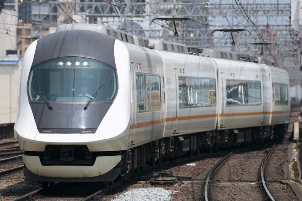 目前大阪难波与近铁名古屋站之间直通的特快列车 -- “Urban Liner”
