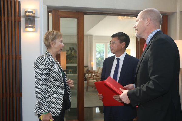 瑞典驻华大使Helena Sangeland女士与双方公司领导进行交流