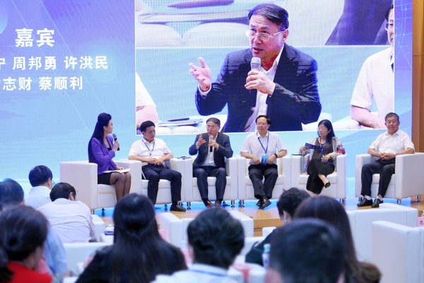 无限极（中国）有限公司技术法规总监许洪民在健康中国与健康产业发展研讨会上分享