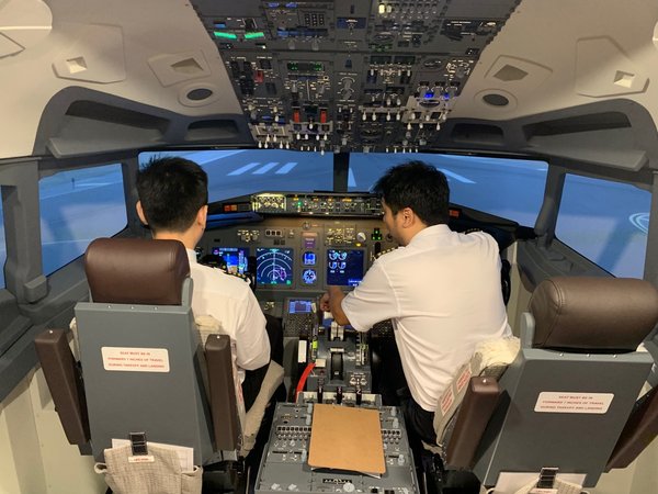 影迷在1:1還原737機艙內部進行模擬飛行