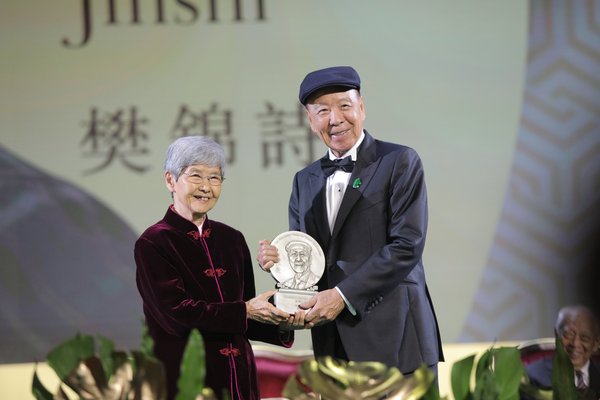 Dr Lui Che-woo presents the Positive Energy Prize to Ms Fan Jinshi, 