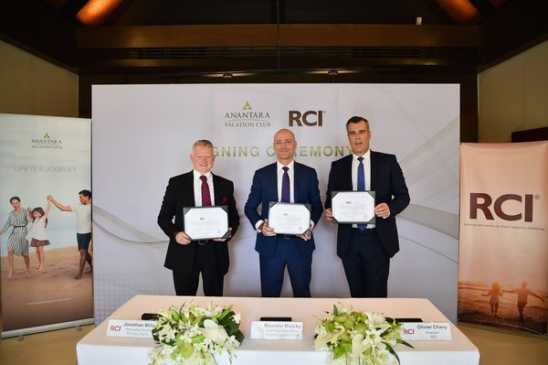 Signing Ceremony between Anantara Vacation Club and RCI. (from left to right) Jonathan Mills, Managing Director for RCI Asia Pacific; Maurizio Bisicky, Chief Operating Officer for Anantara Vacation Club; Olivier Chavy, President for RCI