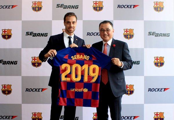 (Kiri) Toni Claveria, Ketua Ibu Pejabat FC Barcelona Asia Pasifik; (Kanan) Mr. Sang Woong Lee, Pengerusi Sebang Group