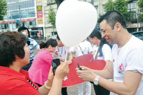 阿思勢醫(yī)生積極參與社區(qū)活動，呼吁大家一同加入無償獻(xiàn)血的隊伍中。