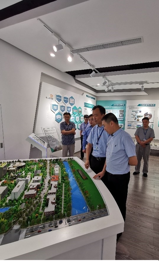 新奥股份CEO于建潮一行参观上海化工研究院展厅