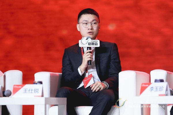 医联创始人兼CEO王仕锐参与了大会主论坛圆桌环节