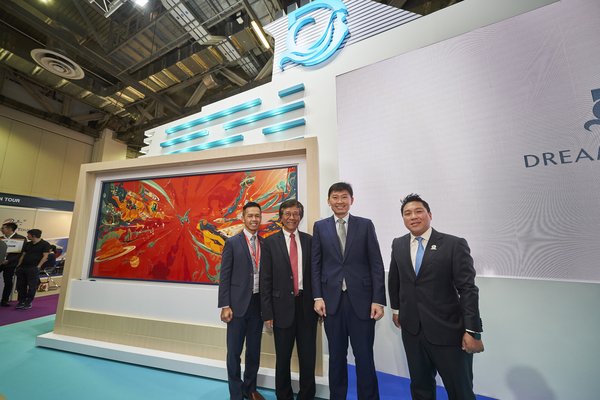 左起: 新加坡旅游局局长陈建隆先生、丹斯里林国泰、徐芳达先生和林拱辉先生于“环球梦号”船身彩绘《海阔天空-梦无际》前合影