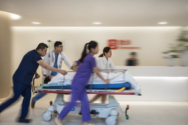 上海和睦家医院急诊配备了经验丰富的医生和护士，能够处理各种成人和儿童急诊病例