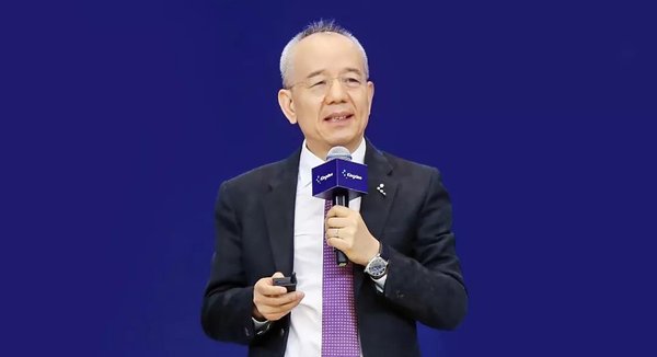 金蝶集团董事会主席兼CEO徐少春在大会上发表演讲