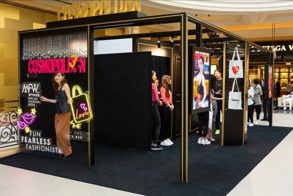 《Cosmopolitan》香港版和澳门金沙购物城邦首次携手举办的“设计属于你的小袋”活动。
