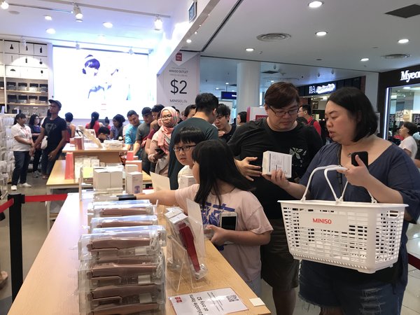 MINISO Singapore cửa hàng outlet 2 USD mua sắm vui vẻ