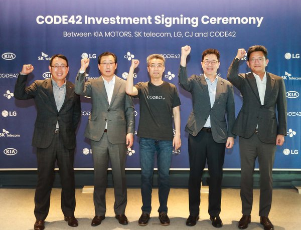 9月30日、CODE42投資調印式に出席するため、韓国のソウル江南区のSERVEONE Buildingに集まった（左から）SK Telecomのヨンサン・ユ副社長（MNO Biz部門責任者）、Kia Motorsのハヌ・パク社長兼CEO（最高経営責任者）、CODE42のチャンヒョン・ソンCEO、LG ElectronicsのI・P・パク社長兼CTO（最高技術責任者）、CJ Corporationのギョンムク・イム最高戦略責任者