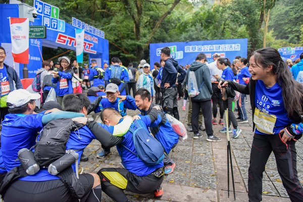 超过2000多名队员参与到杭州站37公里的徒步挑战中，一起用自己的行动来践行公益的力量
