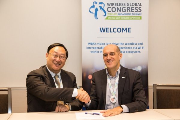 WGC에서 서명하는 WBA CEO Tiago Rodrigues(오른쪽)와 화웨이 캠퍼스 네트워크 도메인 부사장 Li Xing(왼쪽)