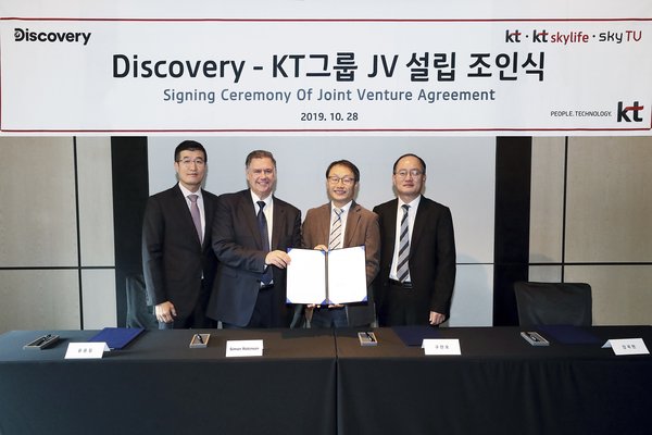 合照1：协议签署。从左开始，尹龙必先生（YP Yoon，SkylifeTV），西门-罗宾逊先生（Simon Robinson，Discovery）， 具贤武先生（HM Koo，韩国电信），姜国贤先生（KH Kang，Skylife）。