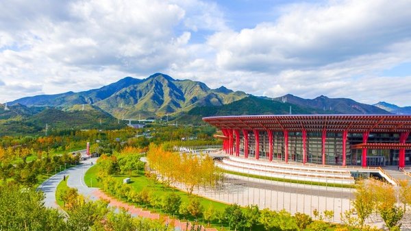 北京雁栖湖国际会展中心秋景如画。