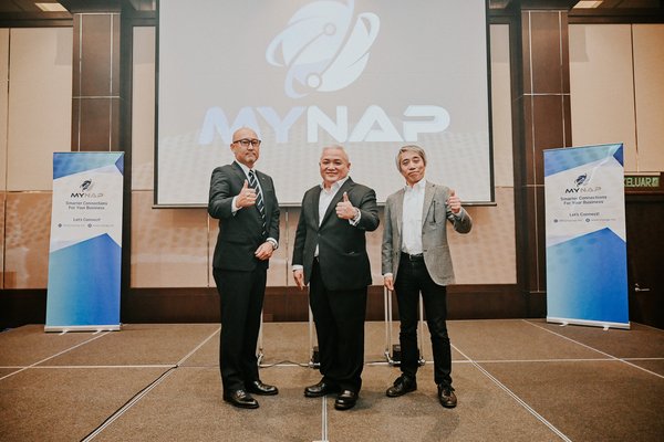 (left to right) Masakazu Kobayashi, President, NTT MSC Sdn Bhd, Henrick Choo, CEO, NTT Ltd. Malaysia and Mr. Katsuyasu Toyama, Executive Vice President & Representative Director of JPNAP at the launch of MYNAP Malaysia’s next internet exchange.
