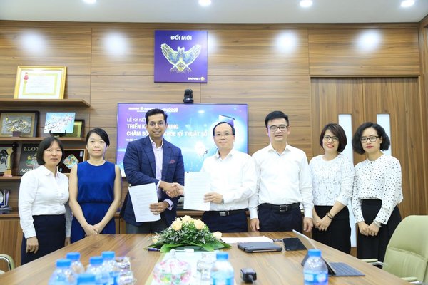 (From L-R) Nguyen Thi Trieu Giang, Deputy Director, Claims Division, BaoViet; Vyctoria Tran, Operations Manager, MyDoc Vietnam; Dr. Snehal Patel, Chief Executive Officer and Co-Founder, MyDoc; Do Hoang Phuong, Deputy CEO, BaoViet; Nguyen Quang Hung, Deputy CEO, BaoViet; Tran Thi Van Anh, Deputy Director, Health & Benefits Division, BaoViet; Tran Thi My Linh, Director, Marketing Division, BaoViet.