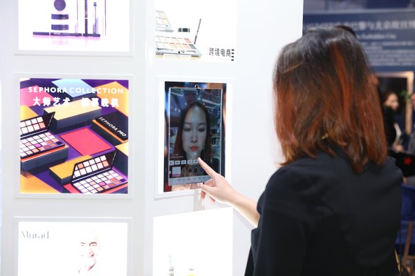 消费者在丝芙兰booth与科技装置互动的图片