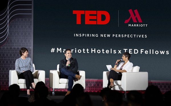 两位TED国际演讲嘉宾在新加坡万豪董厦酒店围绕“创意思维”这一主题进行演讲和分享 从左至右：TED国际演讲嘉宾Hiromi Ozaki、Andrew Pelling 与本场主题讨论主持人Anita Kapoor